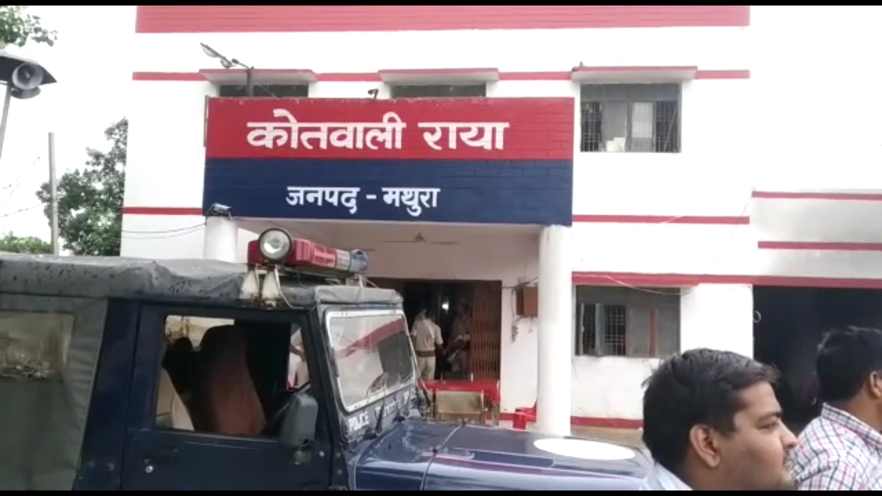 परचून व्यापारी की दुकान से रुपयों से भरा बैग उठा ले गया चोर,सीसीटीवी कैमरे है हुआ कैद