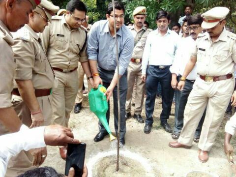 डीएम व एसपी ने तहसील परिसर में किया पौधरोपण...नसीम खान