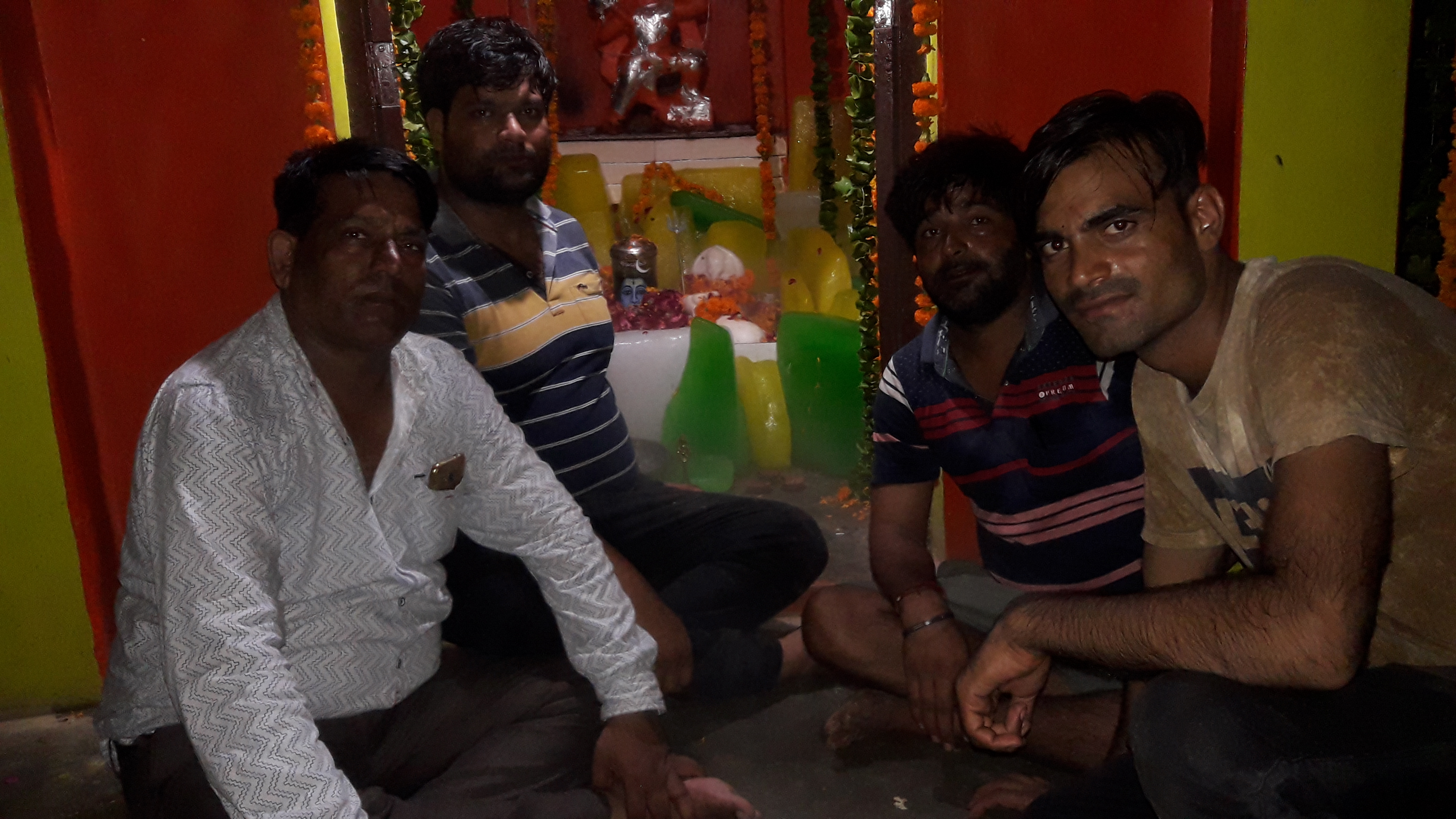 मथुरा के राया में रही बम बम भोले की गूंज सजे फूल बंगले एव प्रसाद वितरण