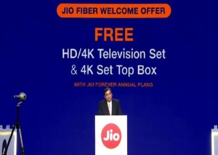 रिलायंस JIO का बड़ा एलान: 5 सितंबर से उपलब्ध होगी ‘जियो गीगा फाइबर’ सेवा, रिलीज होते ही घर बैठे देख सकेंगे फिल्म
