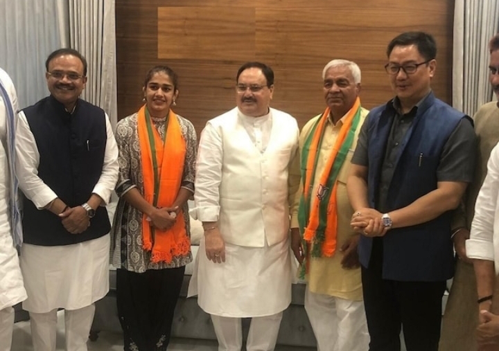 हरियाणा चुनाव से पहले पिता महावीर फोगाट के साथ बेटी बबीता फोगाट बीजेपी में शामिल