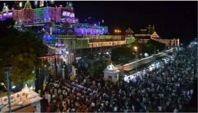 मथुरा में श्रीकृष्ण जन्मोत्सव की धूम, दर्शन के लिए उमड़ा श्रद्धालुओं का सैलाब