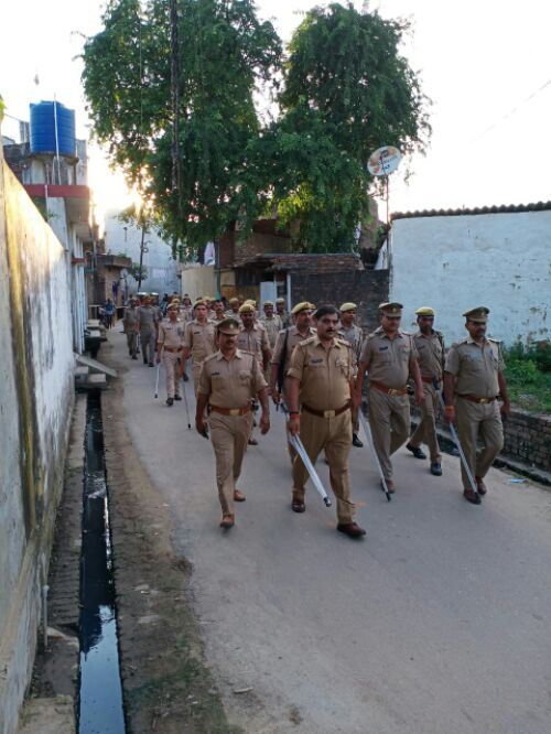बहराइच सड़क की पटरियों पर अवैध रूप से कब्जा कर लगाई गई दुकानों को हटवाया गया व पुलिस ने किया पैदल गस्त।  रिपोर्ट :- पंकज कुमार सिंह।