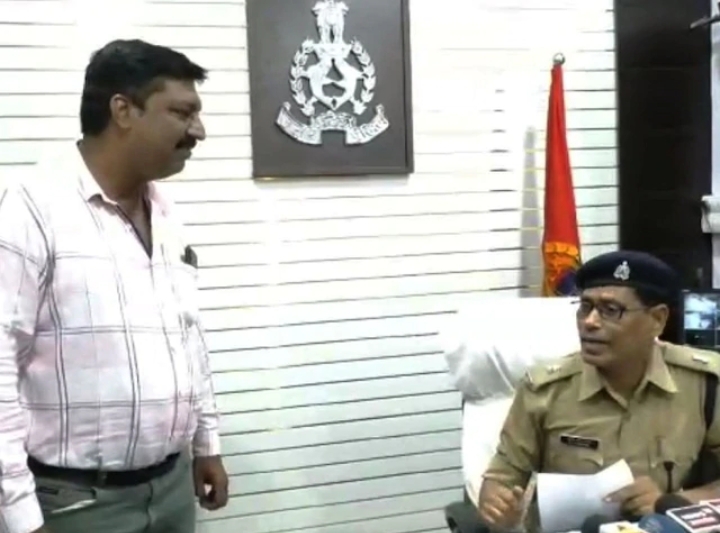 कार चला रहे शख्स का हेलमेट नहीं पहनने के कारण हुआ चालान