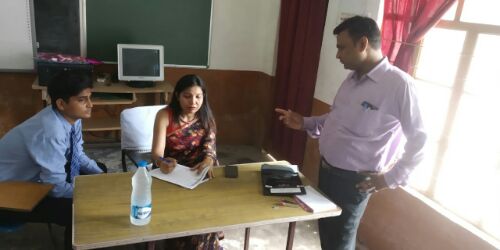 बहराइच --- लखनऊ की डॉ रुचि सिंह चर्म रोग विशेषज्ञ ने शहर बहराइच में स्तिथ सैनिक इंटर कॉलेज में एक निशुल्क कैम्प का आयोजन किया।।   रिपोर्ट दिनेश कुमार।