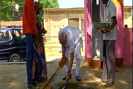 पीएम मोदी ने वाराणसी से सटे शहंशाहपुर में शौचालय की नींव रख स्वच्छता अभियान की शुरुआत की