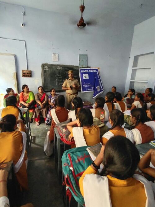 बहराइच पुलिस द्वारा दिया गया  UPCOP एप्लिकेशन के बारे में जानकारी व किया गया जागरूक।। रिपोर्ट :- पंकज कुमार सिंह।