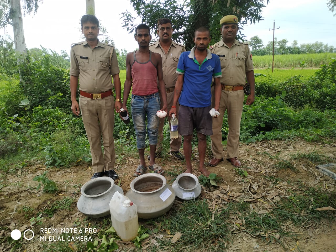 बहराइच थाना मोतीपुर 02 अभियुक्त अपमिश्रित अवैध कच्ची शराब व शराब बनाने के उपकरणो के साथ गिरफ्तार।। रिपोर्ट :- पंकज कुमार सिंह। 