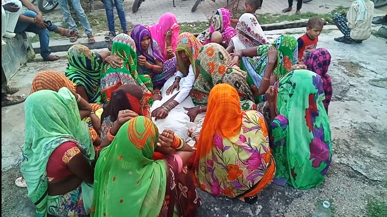 बाँदा में देवी विसर्जन करते समय एक युवक की करंट की चपेट में आने से हुई मौत