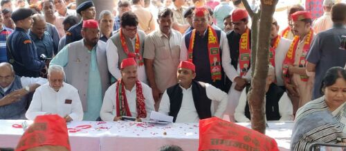 बहराइच महसी विधानसभा से बसपा के पूर्व विधायक कृष्ण कुमार ओझा ने बसपा का दामन छोड़कर सपा से मिलाया हाथ।।  रिपोर्ट :- पंकज कुमार सिंह।