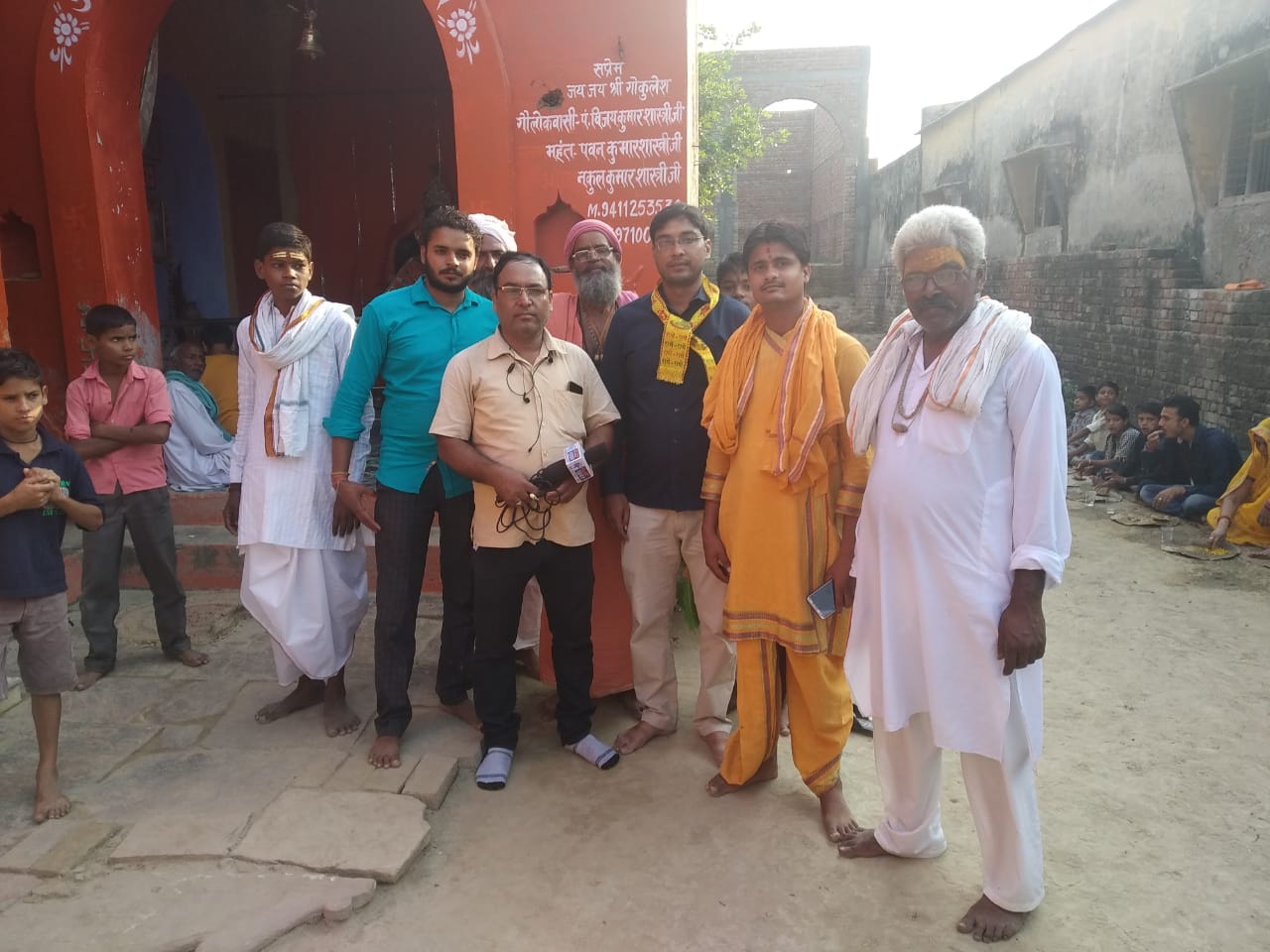 मथुरा के बलदेब में हुए भंडारे में हजारों भक्तों ने ग्रहण किया प्रसाद