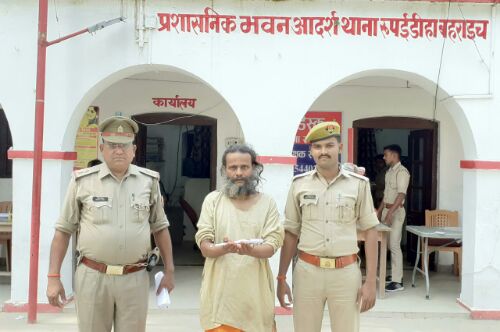 बहराइच गला रेत कर हत्या करने का प्रयास करने वाला ढो़गी बाबा गिरफ्तार।  रिपोर्ट :- पंकज कुमार सिंह।