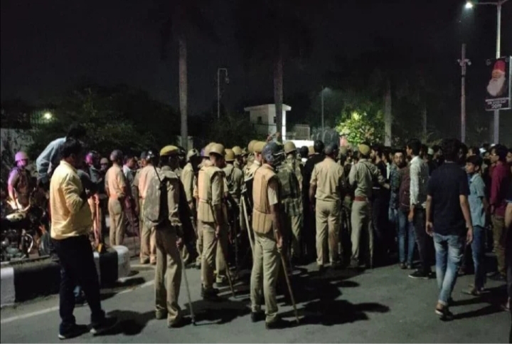 एएमयू में छात्र ने की आत्महत्या, छात्रों ने किया बवाल, एसपी सिटी की गाड़ी पर पथराव