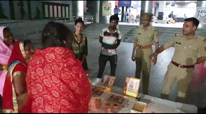 मथुरा जंक्शन पर यात्री महिलाओं ने की करवा चौथ की पूजा