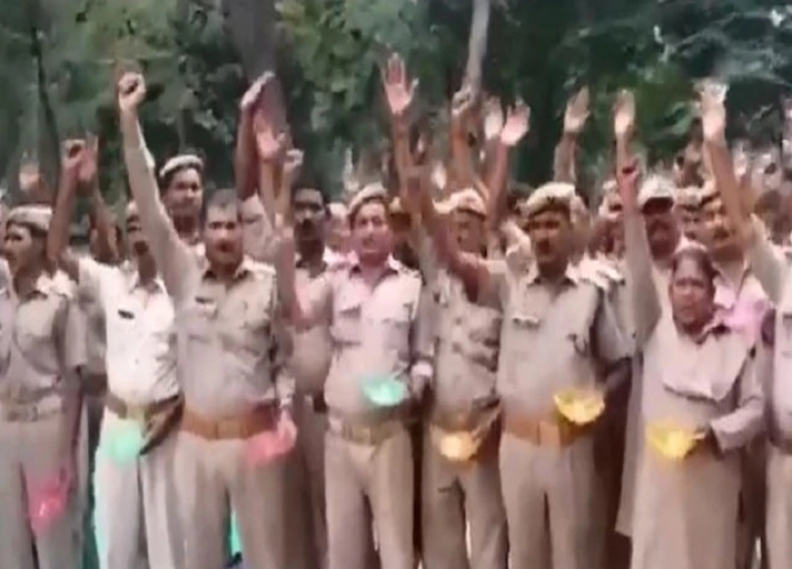 होमगार्ड जवानों का प्रदर्शन, कटोरा लेकर मांगी भीख
