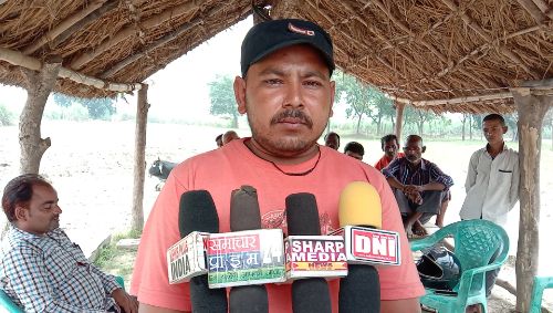 बहराइच :-- जिस शिक्षक को मिलना चाहिए सम्मान उसी  अध्यापक का अधिकारियों ने किया अपमान।। रिपोर्ट :- पंकज कुमार सिंह।