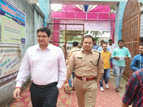 बहराइच बलहा उपचुनाव पर बहराइच जिला अधिकारी व बहराइच पुलिस अधीक्षक ने मेहीपुरवा के सर्वोदय  विद्यालय का किया निरीक्षण।  रिपोर्ट :- पंकज कुमार सिंह।