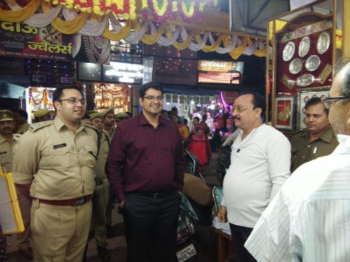बहराइच जिलाधिकारी व पुलिस अधीक्षक द्वारा धनतेरस में सुरक्षा व्यवस्था के दृष्टिगत किया गया पैदल गस्त।। रिपोर्ट :- पंकज कुमार सिंह।