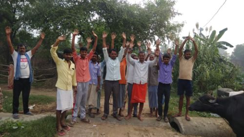 बहराइच विकास खंड तेजवापुर के पाठक पट्टी गांव में उग्र प्रर्दशन करते संगठन के पदाधिकारी व ग्रामीण। रिपोर्ट :- पंकज कुमार सिंह।