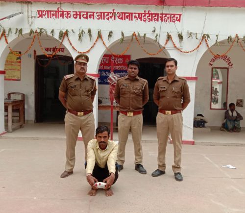 बहराइच रुपईडीहा पुलिस ने 500 ग्राम चरस सहित एक तस्कर को किया गिरफ्तार।।   रिपोर्ट पंकज कुमार सिंह।